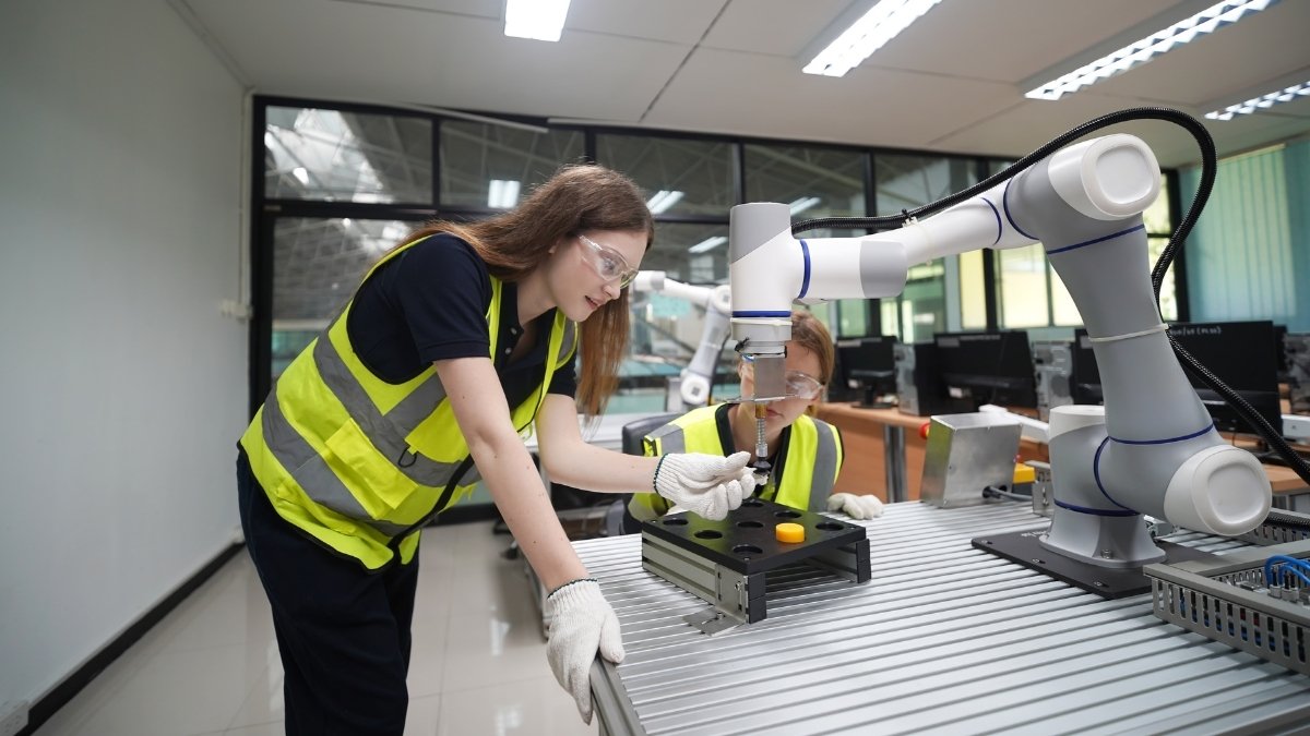 Ứng Dụng AI Trong Sản Xuất- Cobots Robot cộng tác