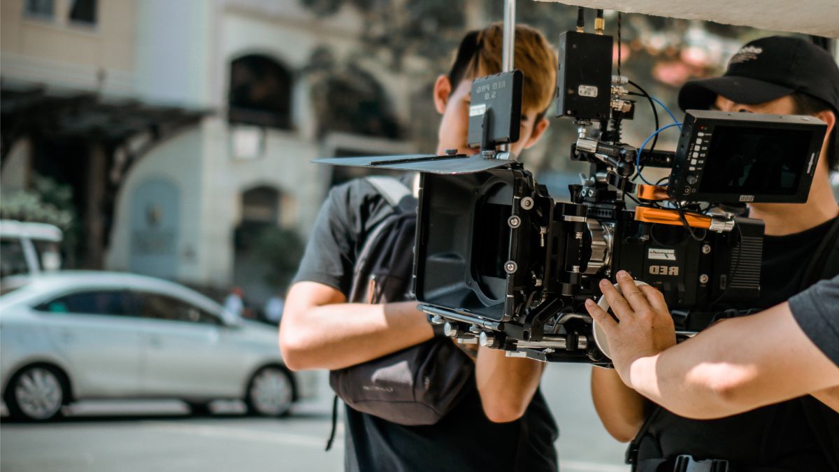 Tại Sao Nên Chọn Dịch Vụ Sản Xuất Video Chuyên Nghiệp?