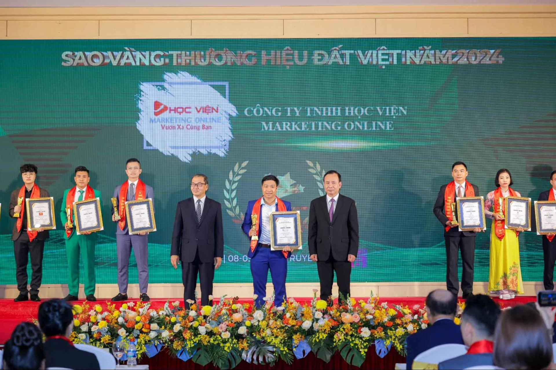 Ông Phố Tổng, CEO tại Học viện Marketing online nhận danh hiệu Top 5 Sao vàng thương hiệu đất Việt 2024 ngày 8/9/2024