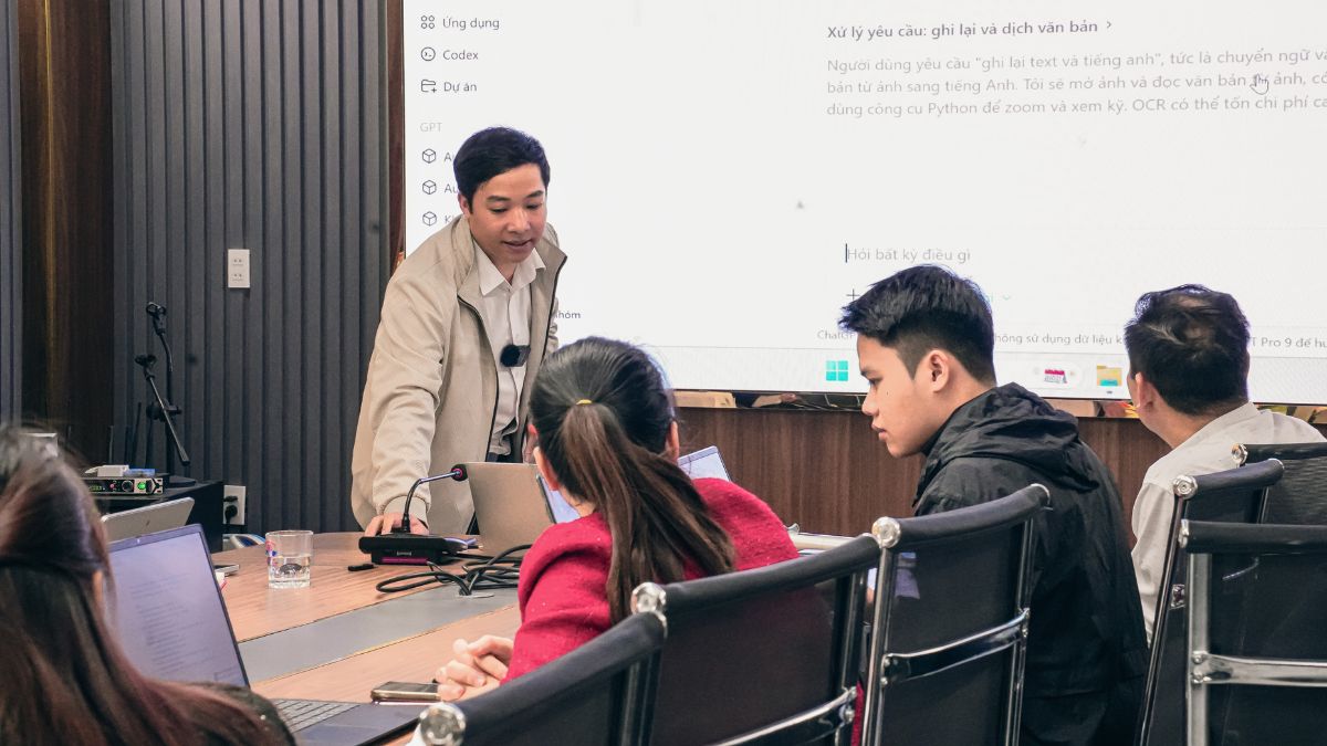 Hình Ảnh Lớp Học Làm Youtube AI Tại HVMO