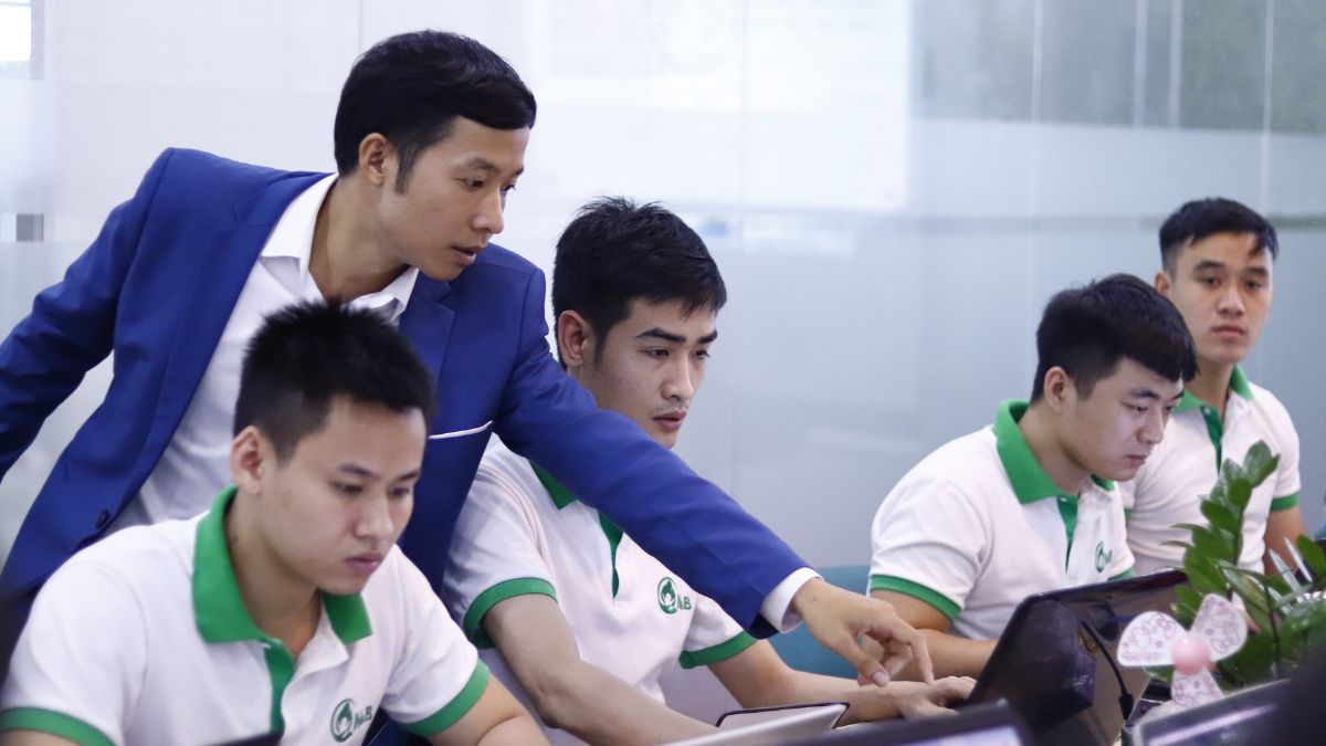 Giảng viên cầm tay chỉ việc để học viên thuần thục tất cả các kỹ năng