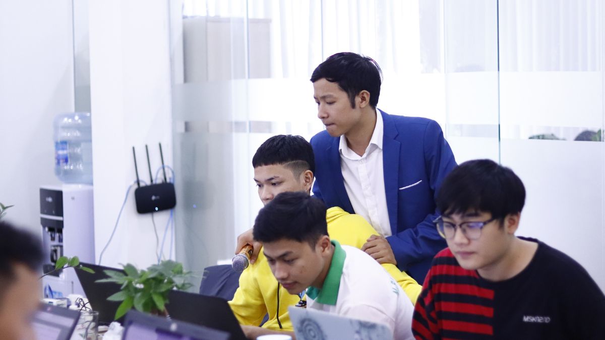 Hình ảnh học viên tích cực nghe giảng và sáng tạo trong các bài tập thực hành