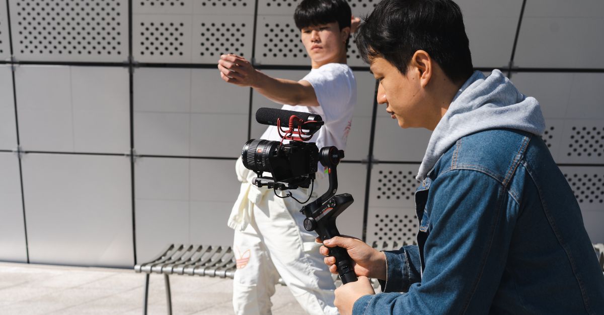 So Sánh Chi Tiết Giữa Hình Thức Thuê Dịch Vụ Làm Video Với Tự Làm 