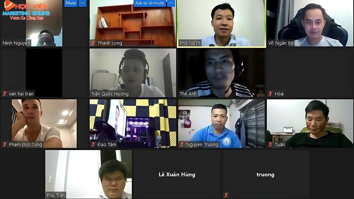 Học viên tham gia lớp học online của HVMO