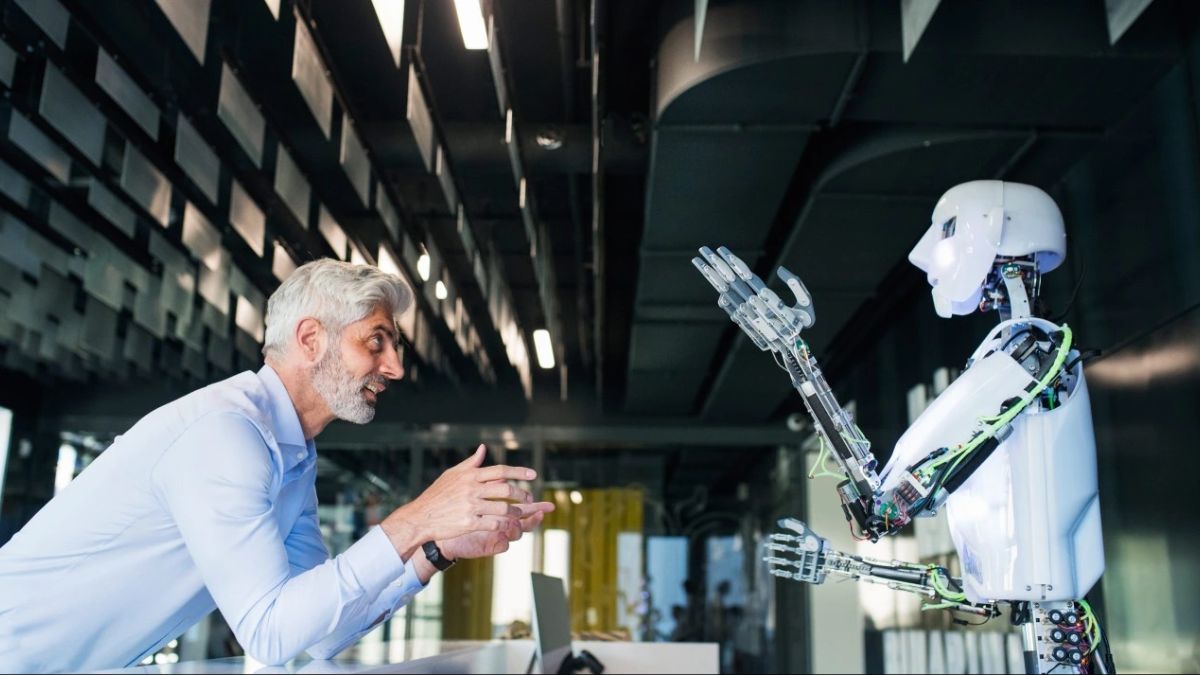 10 Xu Hướng Nổi Bật Trong Khóa Học AI Năm 2025- Kết hợp kỹ năng con người